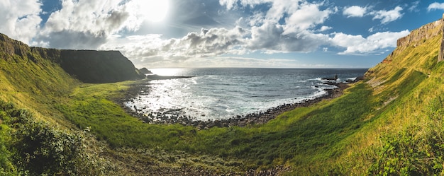 Panoramisch uitzicht op de kustlijn van Noord-Ierland.