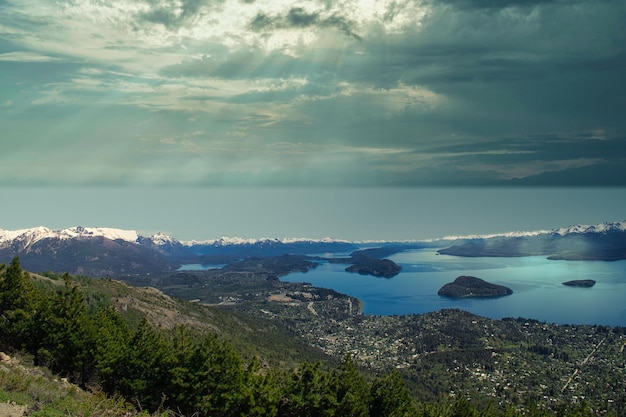 Panoramisch uitzicht op de meren van Bariloche vanaf Cerro Otto. Hemel met storm en zonnestralen