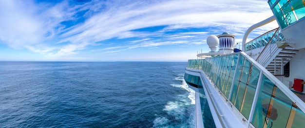 Panoramisch uitzicht op de oceaan van het dek van het luxe cruiseschip op weg naar een familiecruisevakantie in open zee