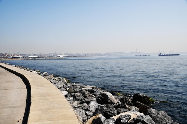 Panoramisch uitzicht op de oever van de Bosporus en de kustlijn met huizen Zonnige wolkenloze dag