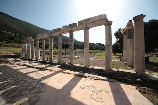 Panoramisch uitzicht op de oude archeologische vindplaats van Messini