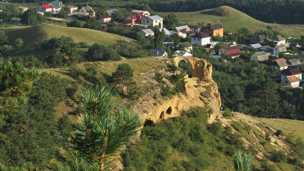 Panoramisch uitzicht op de oude bergen en de buitenwijken van de badplaats Kislovodsk. Kaukasus