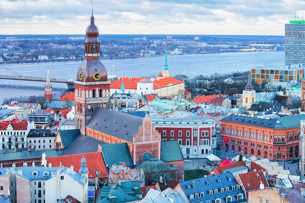 Panoramisch uitzicht op de oude binnenstad van Riga en de koepelkathedraal in de winter