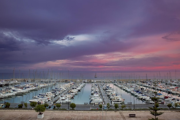 Panoramisch uitzicht op de oude haven van Menton's nachts op de Franse Rivièra