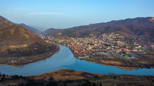 Panoramisch uitzicht op de oude stad Mtskheta en de Svetitskhoveli-kathedraal Mtskheta Georgia