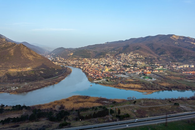 Panoramisch uitzicht op de oude stad Mtskheta en de Svetitskhoveli-kathedraal Mtskheta Georgia