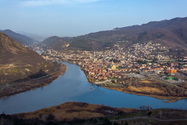 Panoramisch uitzicht op de oude stad Mtskheta en de Svetitskhoveli-kathedraal Mtskheta Georgia