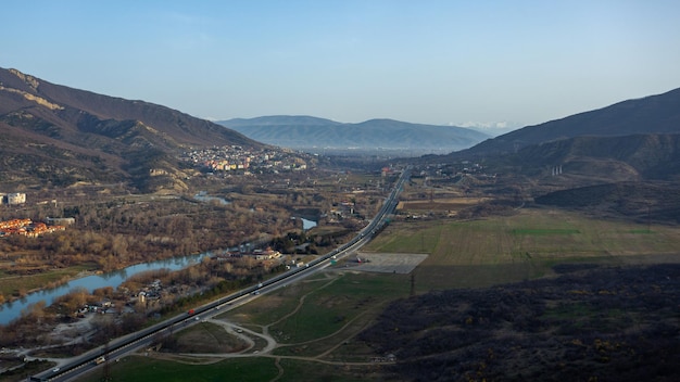 Panoramisch uitzicht op de oude stad Mtskheta en de Svetitskhoveli-kathedraal Mtskheta Georgia