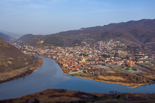 Panoramisch uitzicht op de oude stad Mtskheta en de Svetitskhoveli-kathedraal Mtskheta Georgia