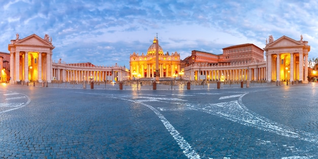 Panoramisch uitzicht op de pauselijke basiliek van St. Peter in het Vaticaan of de Sint-Pietersbasiliek tijdens het ochtendvervagingsuur in Rome, Italië.