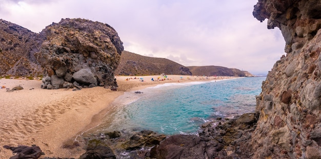 Panoramisch uitzicht op de playa de los muertos in het natuurpark van cabo de gata, nijar, andalusië. spanje