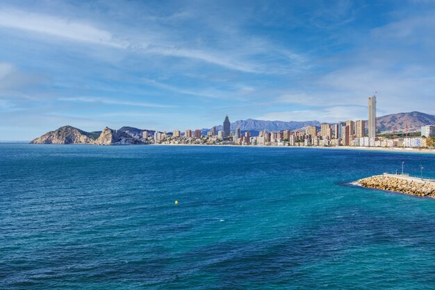 Panoramisch uitzicht op de Playa de Poniente in Benidorm, de beroemde badplaats aan de Middellandse Zeekust van Spanje