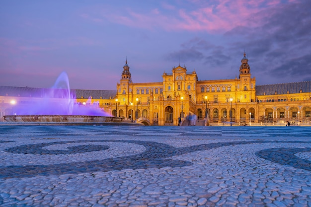 Foto panoramisch uitzicht op de plaza de espana in sevilla andalusië spanje bij zonsondergang