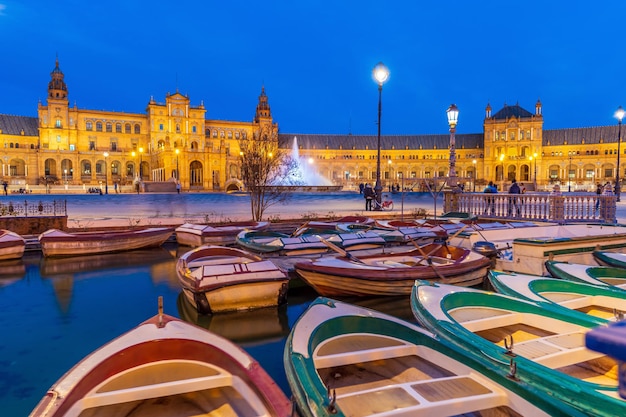 Foto panoramisch uitzicht op de plaza de espana in sevilla andalusië spanje bij zonsondergang