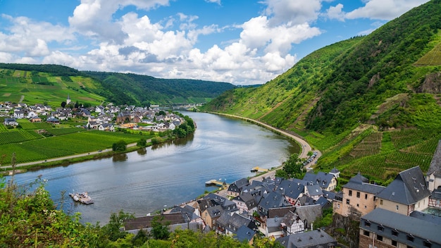 panoramisch uitzicht op de rivier de Moezel met wijngaarden