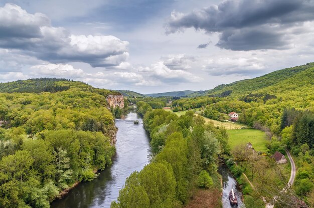 Foto panoramisch uitzicht op de rivier te midden van een groen landschap tegen de lucht