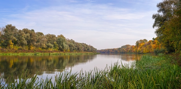 Panoramisch uitzicht op de rivier