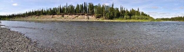 Panoramisch uitzicht op de rivier