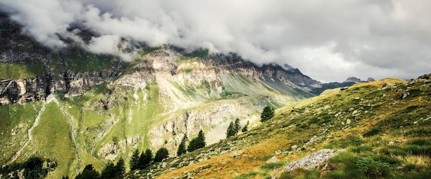 Panoramisch uitzicht op de rotsachtige alpenbergen