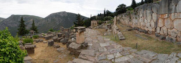 Panoramisch uitzicht op de schatkamer van Syracuse met zuilen en stoa van Atheners in Delphi