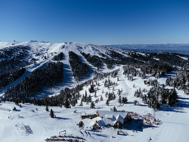 Panoramisch uitzicht op de skipiste met de bergen en het houten skigebied Kopaonic in Servië