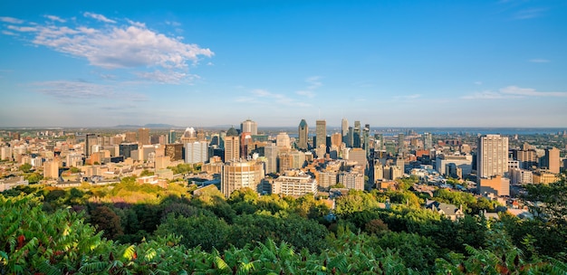 Panoramisch uitzicht op de skyline van het centrum van Montreal vanaf bovenaanzicht bij zonsondergang in Canada