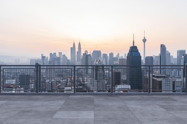 Panoramisch uitzicht op de skyline van Kuala Lumpur betonnen observatiedek op zonsondergang op het dak Aziatische zakelijke en residentiële levensstijl Financiële stad onroerend goed in de binnenstad Productweergave mockup leeg dak