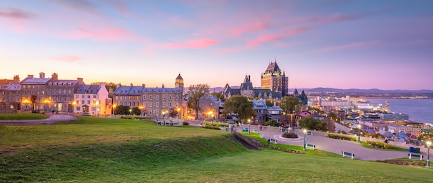 Panoramisch uitzicht op de skyline van Quebec City met Saint Lawrence rivier in Canada