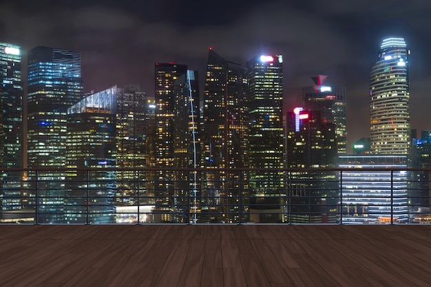 Panoramisch uitzicht op de skyline van Singapore houten observatiedek op het dak 's nachts Aziatische zakelijke en residentiële levensstijl Financiële stad onroerend goed in de binnenstad Productweergave mockup leeg dak