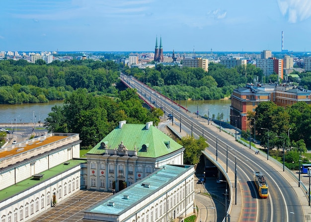 Panoramisch uitzicht op de snelweg en de rivier de vistula in warschau in polen