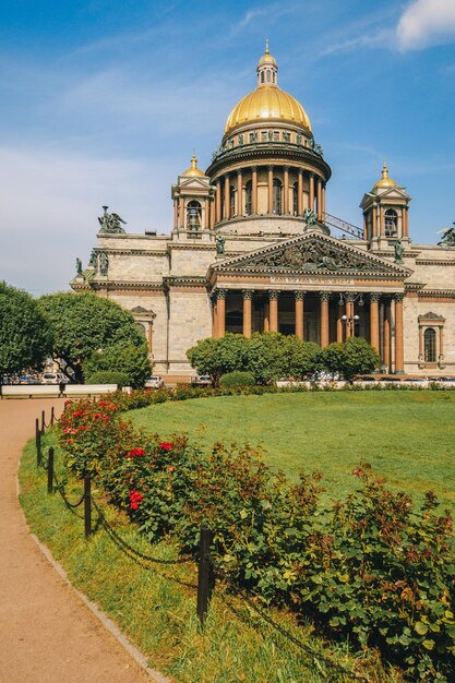 Foto panoramisch uitzicht op de st. isaac's cathedral isaakievskiy sobor met groen