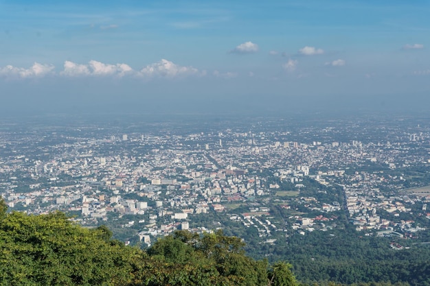 Panoramisch uitzicht op de stad chiang mai vanaf de doi suthep-tempel in thailand