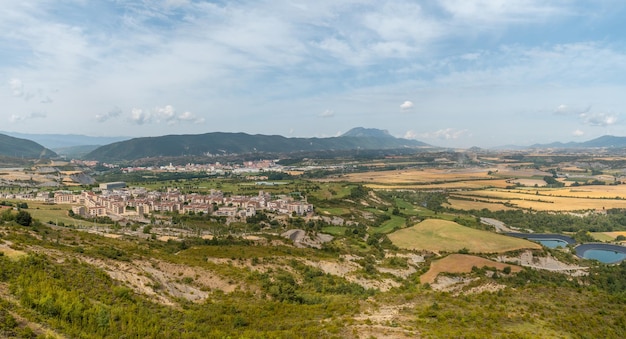 Panoramisch uitzicht op de stad Las Latas in de buurt van Sabinanigo Aragon Pyreneeën Spanje