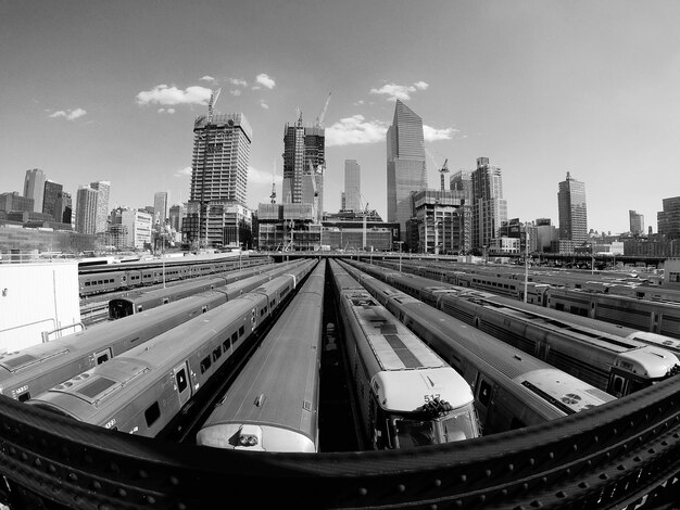 Panoramisch uitzicht op de stad met treinen tegen de lucht