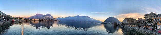 Foto panoramisch uitzicht op de stad vanaf de zee tegen de lucht