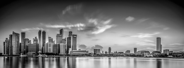 Panoramisch uitzicht op de stad vanaf de zee tegen de lucht