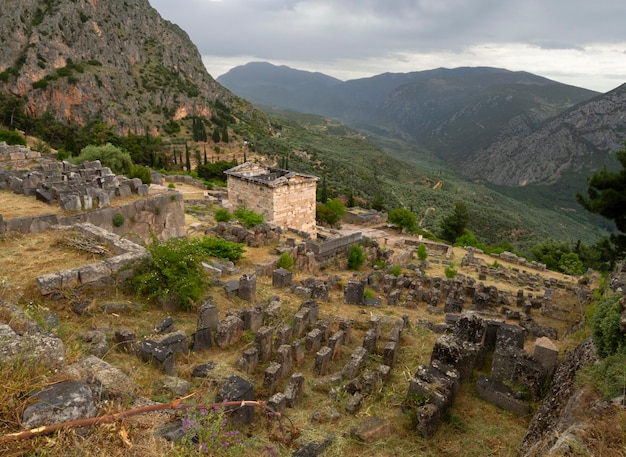Panoramisch uitzicht op de Treasury Site van Syracuse en de verwoeste schatkamers van de Delph-vallei in Griekenland