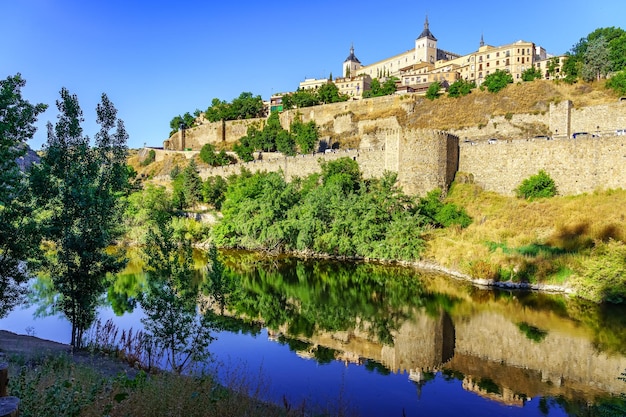 Panoramisch uitzicht op de Unesco-stad Toledo naast de rivier de Taag