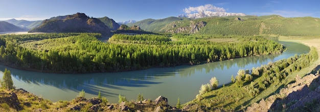 Panoramisch uitzicht op de vallei met de rivier in het Altai-gebergte op een zomerochtend