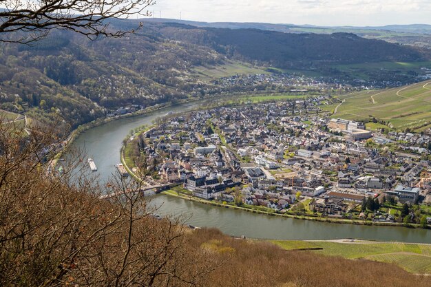 Foto panoramisch uitzicht op de vallei van de mosel en de stad bernkastel-kues