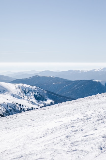 Panoramisch uitzicht op de winter besneeuwde bergen schoonheid in de natuur. kopieer ruimte