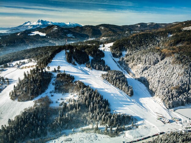 Panoramisch uitzicht op de winter van het skicentrum Vysne Ruzbachy Noord-Slowakije