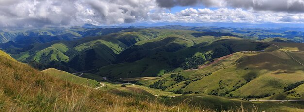 Panoramisch uitzicht op de wolken boven de heuvels bij de berg Elbrus