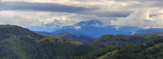 Panoramisch uitzicht op de wolken boven de heuvels bij de berg Elbrus