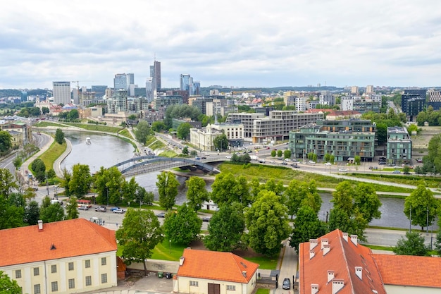 Panoramisch uitzicht op de zomer van Vilnius Cityscape met moderne riviergebouwen van Vilnius, Litouwen