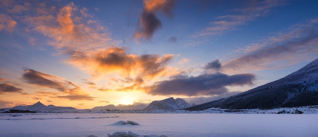 Panoramisch uitzicht op de zonsonderganghemel Winterlandschap De Lofoten-eilanden Noorwegen Hoge resolutie foto