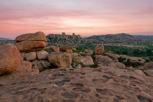 Panoramisch uitzicht op de zonsopgang over de oude stad Vijayanagara, Hampi, Karnataka, India...