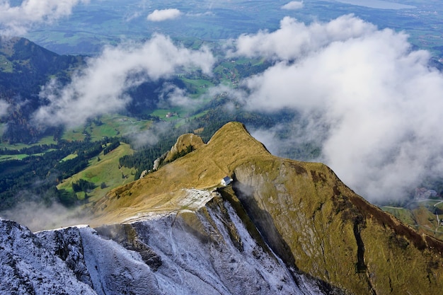 Foto panoramisch uitzicht op de zwitserse alpen vanaf de berg pilatus, luzern, zwitserland.