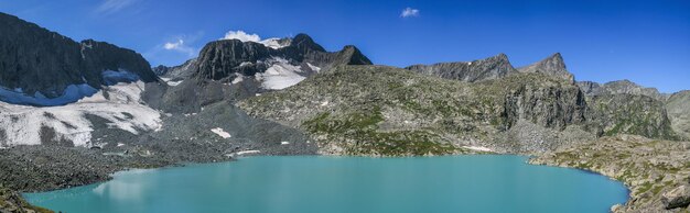 Panoramisch uitzicht op een bergmeer op een zonnige zomerdag rotsachtige boomloze kusten