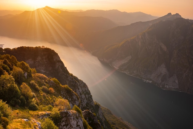 Panoramisch uitzicht op een bergmeer op zonsondergang prachtig natuurlijk landschap